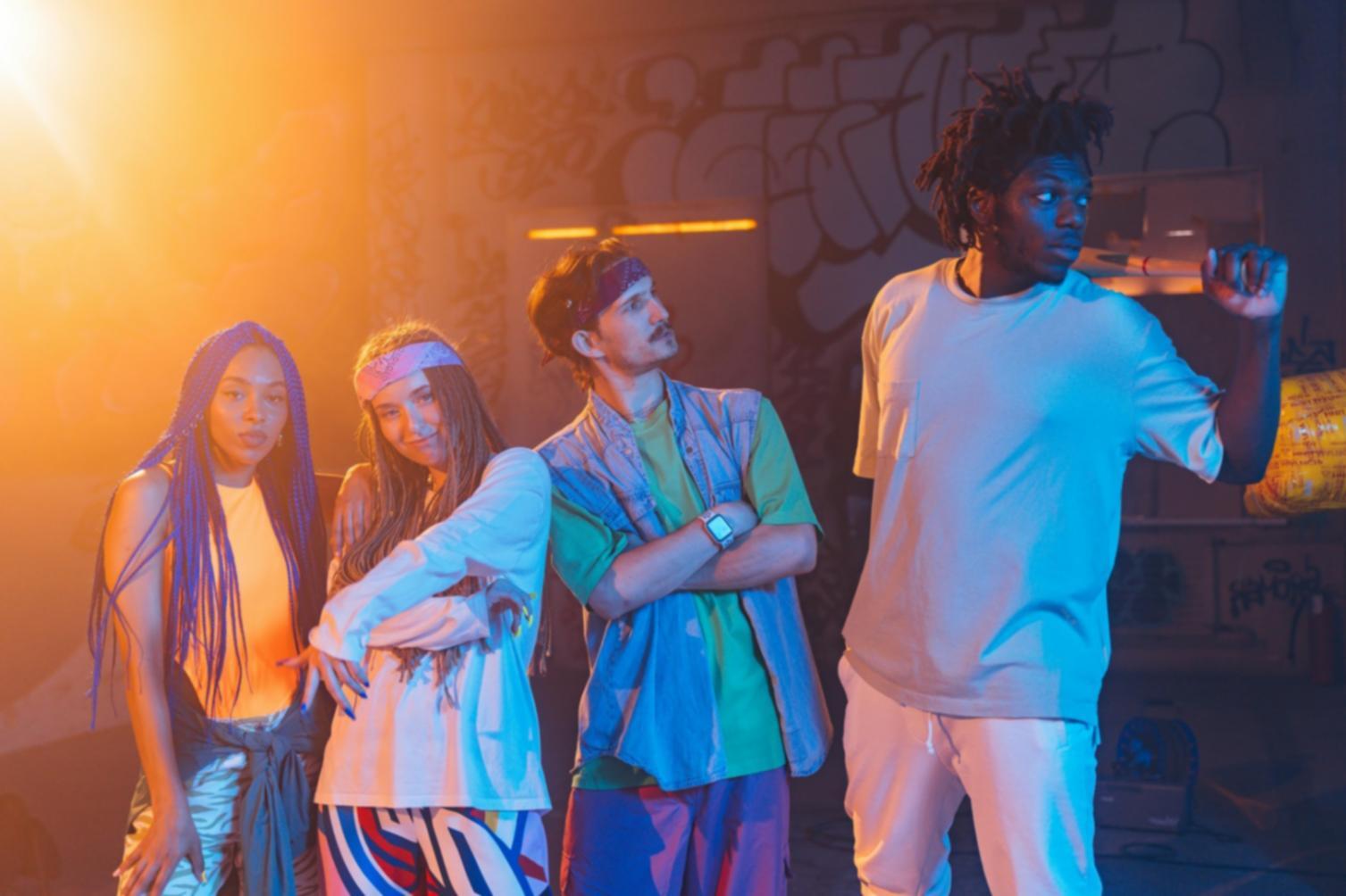 Tanzcrew bei intensivem Training in urbaner Umgebung